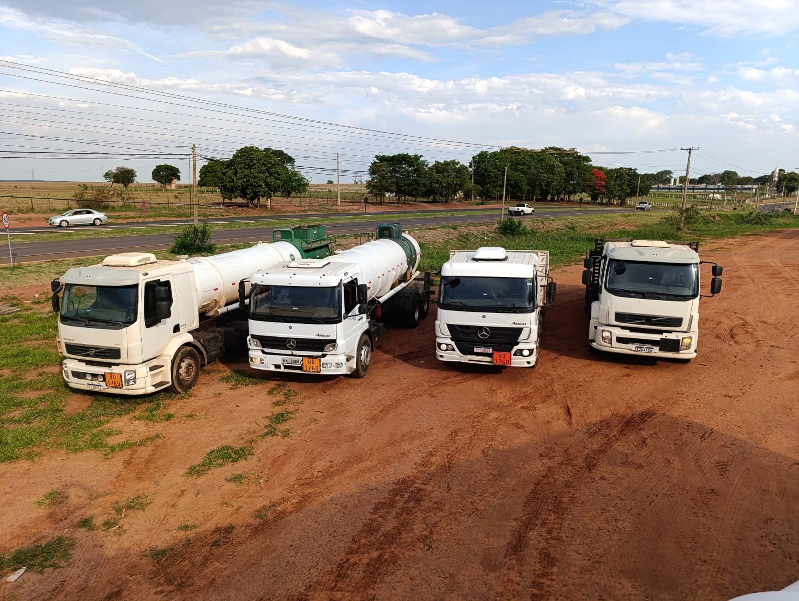 Frota própria Lodes - caminhões para transporte de produtos químicos