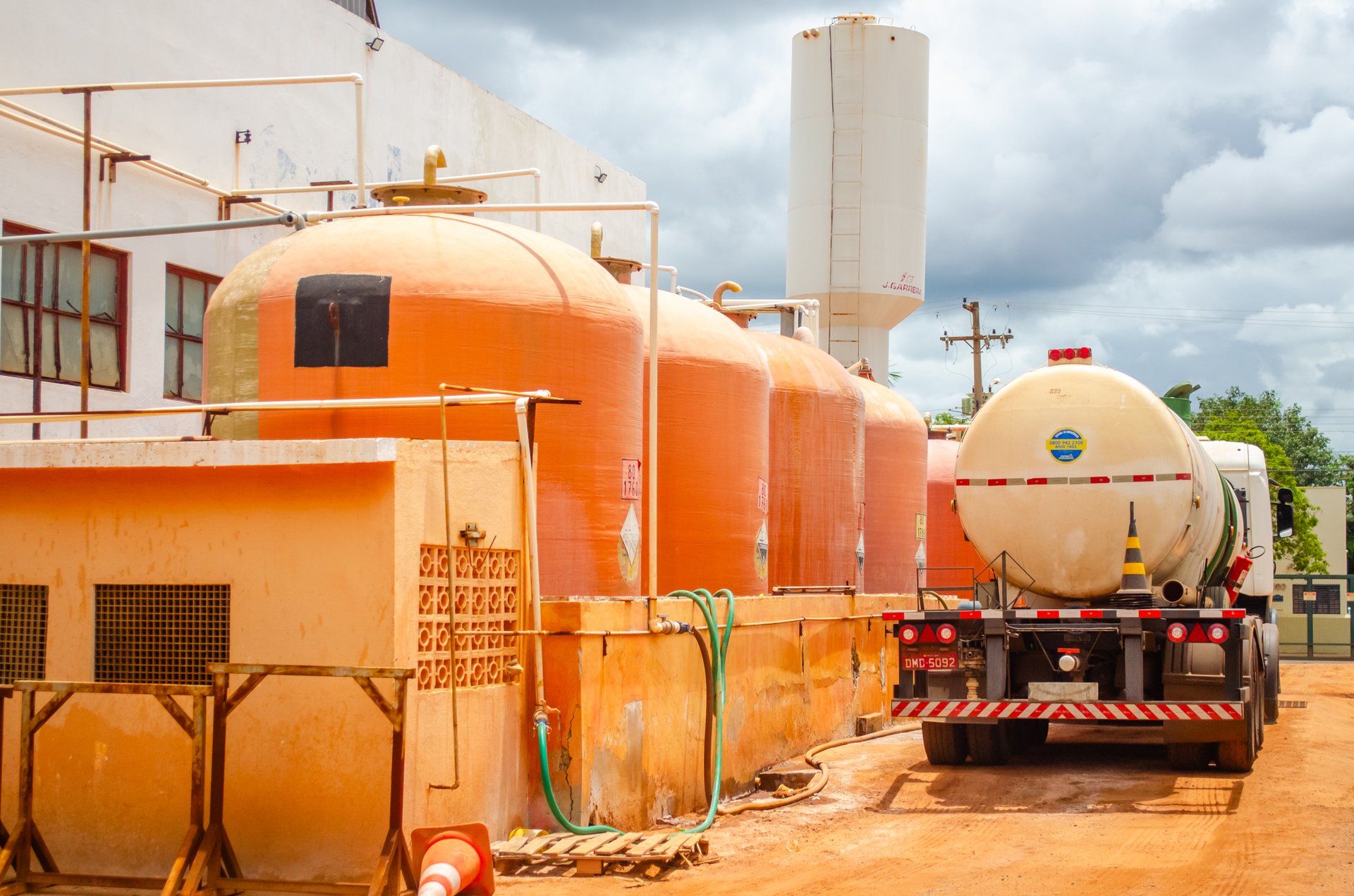 Operação de descarga Lodes - transporte seguro de produtos químicos